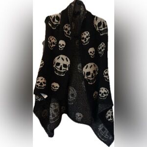 Skull Pattern Eyelash Knit Vest Black and White OS 
Flawed
